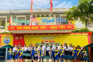 Tiếp nhận các sản phẩm tái chế do Công ty Thanh Tùng 2 trao tặng.