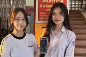  Em Nguyễn Thị Vân (người cầm điện thoại) chuyển trả lại 100 triệu đồng cho người chuyển nhầm. (Ảnh: CACC)