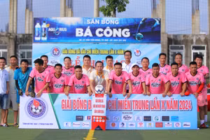 Các đội bóng tham dự giải chụp ảnh lưu niệm tại Lễ khai mạc.