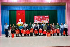 Tập đoàn Growmax trao 50 suất quà Tết cho các hộ nghèo ở xã Kỳ Nam.