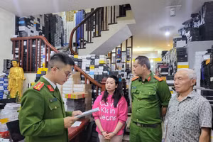 Công an đọc lệnh bắt giữ Bùi Thị Hương, chủ mưu vụ lừa đảo. (Ảnh: CACC)