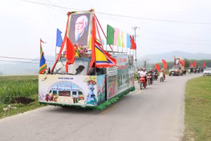 Lễ rước Đại danh y Lê Hữu Trác. (Ảnh: Bích Hường)