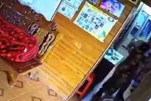 Bảo đang khống chế để thực hiện hành vi đồi bại với cụ bà 75 tuổi. (Ảnh cắt từ camera an ninh của gia đình nạn nhân)