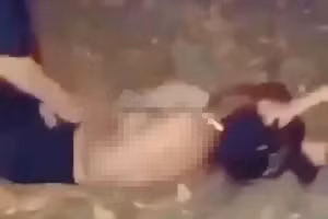 Nữ sinh lớp 7 ở Quảng Bình bị nhóm bạn đánh, lột quần áo. (Ảnh cắt từ clip)