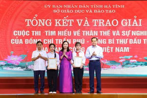 Lãnh đạo tỉnh Hà Tĩnh và Giám đốc Sở GD&ĐT trao giải đặc biệt cho 2 thí sinh.