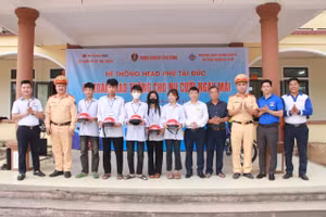 Ban tổ chức trao tặng MBH cho các em học sinh có câu trả lời xuất sắc.