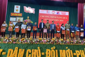 Quỹ Thiện Tâm trao quà cho 200 hộ dân khó khăn trong dịp Tết.