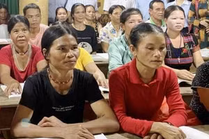 Một lớp học xóa mù chữ cho bà con lớn tuổi tại tỉnh Thừa Thiên - Huế. (Ảnh: T.T)