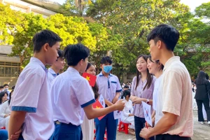 Sinh viên Hàn Quốc và học sinh Thừa Thiên - Huế giao lưu trao đổi kinh nghiệm.