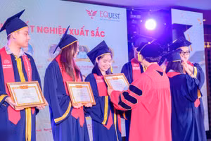 Trao bằng tốt nghiệp cho sinh viên Trường Đại học Phú Xuân. (Ảnh: Hoài Nam)