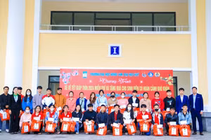 Tặng quà, hỗ trợ vé xe về quê ăn Tết cho gần 650 SV Trường ĐH Nông lâm, ĐH Huế.
