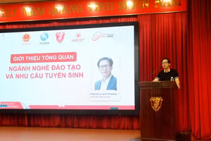 PGS.TS. Lê Anh Phương - Giám đốc Đại học Huế phát biểu tại buổi lễ ký kết quan trọng.