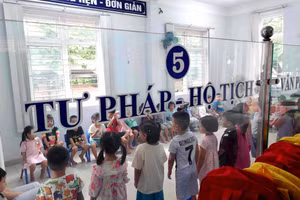 Phòng một cửa tại cơ sở 2 UBND phường Thuận Hòa được bố trí tạm làm nơi dạy học cho các trẻ Trường Mầm non Hương Sen vừa bị đình chỉ ngày 25/9 mới đây. (Ảnh: B.T)