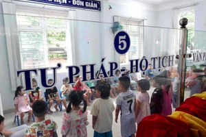 Phòng một cửa tại cơ sở 2 UBND phường Thuận Hòa được bố trí tạm làm nơi dạy học cho các trẻ Trường Mầm non Hương Sen vừa bị đình chỉ ngày 25/9 mới đây. (Ảnh: B.T)