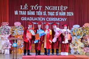 Trao bằng Tiến sĩ cho các nghiên cứu sinh khóa 28,29 và 30 tại Trường ĐH Sư phạm, ĐH Huế. (Ảnh: Đại Dương)