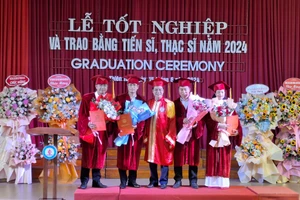 Trao bằng Tiến sĩ cho các nghiên cứu sinh khóa 28,29 và 30 tại Trường ĐH Sư phạm, ĐH Huế. (Ảnh: Đại Dương)