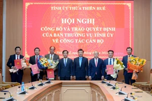 Công bố và trao quyết định của Ban thường vụ Tỉnh ủy Thừa Thiên Huế về công tác cán bộ cho nhiều cán bộ chủ chốt. (Ảnh: Ngọc Hiếu)