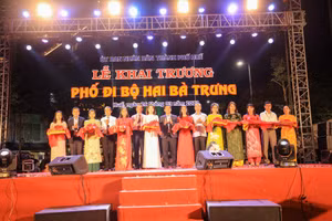 Các đại biểu cắt băng khánh thành, chính thức khai trương Phố đi bộ Hai Bà Trưng. (Ảnh: Hoàng Hải).