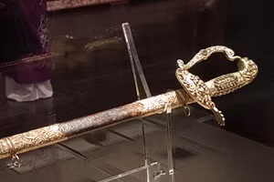 Cây kiếm của vua Khải Định dùng có chuôi mạ vàng, nạm ngọc đẹp tinh xảo tại triển lãm 100 năm Bảo tàng Khải Định (Ảnh: Đại Dương).