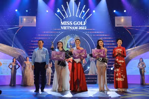 Hoa hậu Ngọc Hân (phải) và ông Nguyễn Trùng Khánh - Tổng Cục trưởng Tổng cục Du lịch (trái) trao giải cho Hoa khôi và 2 Á khôi cuộc thi Miss Golf Việt Nam 2022