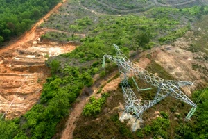 Phần đồi cạnh chân trụ điện đường dây cao thế 500 kV Bắc Nam bị 'đất tặc' lấy đất trái phép. (Ảnh: truyền tải điện Thừa Thiên - Huế).