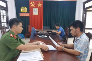 Tuấn (bên phải) dùng búa đi đập vỡ nhiều kính ô tô vào đêm khuya trên đường phố TP Huế.