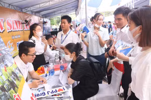 Các sàn giao dịch việc làm đang được đẩy mạnh thời gian gần đây tại tỉnh Thừa Thiên - Huế giúp cho người có nhu cầu việc làm có nhiều cơ hội (Ảnh: Đại Dương).