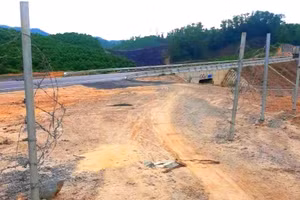 Một đoạn rào ven cao tốc Cam Lộ - La Sơn bị người dân tự ý tháo dỡ gây mất an toàn nghiêm trọng cho giao thông (Ảnh: H.D).