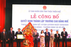 Lễ công bố quyết định thành lập Trường Cao đẳng Huế. (Ảnh: T.V)