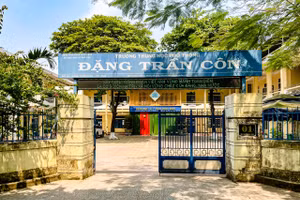 Hiệu trưởng Trường THPT Đặng Trần Côn (TP Huế, tỉnh Thừa Thiên Huế) vừa bị Sở GD&ĐT tỉnh này phê bình vì bắt học sinh không đi dã ngoại phải lao động, dọn vệ sinh nhà trường. (Ảnh: Hoài Nam)