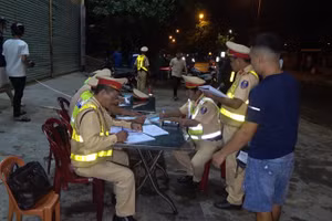 Các lực lượng chức năng và CSGT tại Thừa Thiên - Huế lập biên bản xử lý nồng độ cồn. (Ảnh: CACC) 