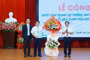 Ông Nguyễn Văn Phương - Chủ tịch UBND tỉnh Thừa Thiên - Huế (bên phải) tặng hoa chúc mừng nhà trường.