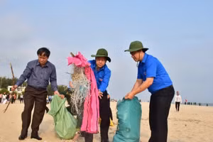 Phong trào làm vệ sinh vì một Huế "Xanh - Sạch - Sáng" được lãnh đạo tỉnh Thừa Thiên - Huế quan tâm trong những năm gần đây (Ảnh: Đại Dương).