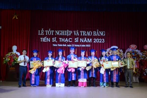 Đại diện Trường ĐH Sư phạm, ĐH Huế tặng giấy khen cho các tân thạc sĩ đạt thủ khoa các ngành.