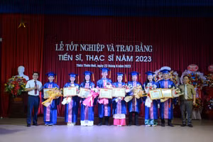 Đại diện Trường ĐH Sư phạm, ĐH Huế tặng giấy khen cho các tân thạc sĩ đạt thủ khoa các ngành.