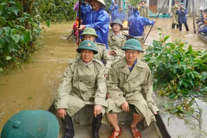 Phó Thủ tướng Lê Văn Thành (bên trái) cùng lãnh đạo tỉnh Thừa Thiên - Huế đi ghe vào vùng "rốn lũ" thăm hỏi và tặng quà người dân gặp khó khăn do thiên tai gây ra.