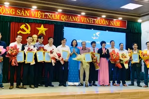 Kết nạp 15 nam giới thành hội viên danh dự của Hội LHPN thị xã Hương Trà, tỉnh Thừa Thiên - Huế. (Ảnh: T.V)