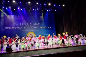 Văn nghệ chào mừng tại Lễ khai mạc Câu lạc bộ Văn - Toán Tuổi thơ toàn quốc 2024 tại Thành phố Huế. (Ảnh: Đại Dương).