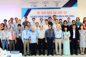 Các đại biểu, các nhà khoa học chụp hình lưu niệm tại Hội thảo khoa học “Số hoá trong nghiên cứu cơ bản & ứng dụng và công nghệ hóa học”.