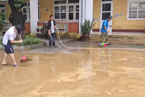 Cá nước lũ các thầy giáo trường THPT Gia Hội, TP Huế bắt được "cải thiện" buổi ăn trong lúc "canh" trường khi lũ lớn.