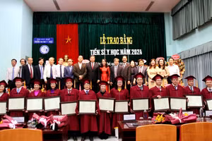 Trường ĐH Y - Dược, ĐH Huế (tỉnh Thừa Thiên Huế) trao bằng Tiến sĩ Y học cho các nghiên cứu sinh. (Ảnh: Đại Dương)