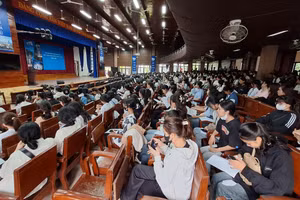 Gần 600 thí sinh tham dự kỳ thi đánh giá năng lực các môn năng khiếu khối M&N thuộc ngành Giáo dục Mầm non và Sư phạm Âm nhạc tại Trường ĐH Sư phạm, ĐH Huế. (Ảnh: Đại Dương)