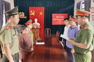 Công an đọc lệnh bắt tạm giam Nguyễn Thị Cẩm Vân. (Ảnh: H.L)