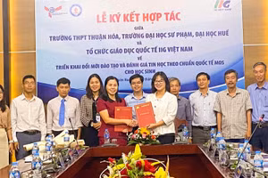 Trường THPT Thuận Hóa (ĐH Sư phạm, ĐH Huế) và Tổ chức giáo dục quốc tế IIG Việt Nam ký kết hợp tác “Triển khai đổi mới đào tạo và đánh giá Tin học theo chuẩn Quốc tế MOS cho học sinh nhà trường”.