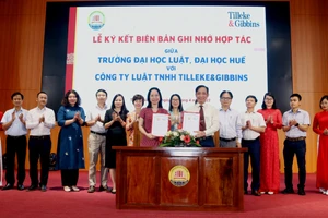 PGS.TS. Đoàn Đức Lương - Hiệu trưởng Trường ĐH Luật, ĐH Huế ký biên bản ghi nhớ hợp tác với Công ty Luật TNHH Tilleke & Gibbins (Ảnh: Đức Long).