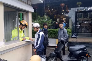 Công an TP Huế, tỉnh Thừa Thiên - Huế kiểm tra, xử lý tình trạng học sinh vi phạm an toàn giao thông ngày 4/12. (Ảnh: CACC)