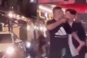 Thanh niên cầm vật giống súng chỉ về nhiều hướng tại vụ ẩu đả trước quán bar đường Võ Thị Sáu, TP Huế. (Ảnh: cắt từ clip)