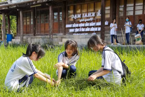 Học sinh Thừa Thiên – Huế dọn dẹp vệ sinh nhằm lan tỏa phong trào xây dựng cơ quan, trường học.