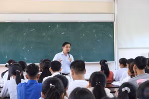 PGS.TS. Đoàn Đức Lương - Hiệu trưởng Trường Đại học Luật, Đại học Huế trong một buổi nói chuyện với các tân sinh viên về định hướng nghề nghiệp.