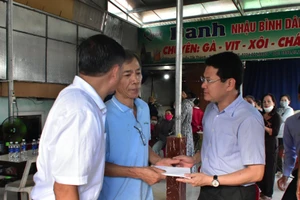 Ông Hoàng Hải Minh - Phó Chủ tịch UBND tỉnh Thừa Thiên - Huế (phải) thăm và động viên gia đình có 4 mẹ con tử vong trong vụ tai nạn giao thông nghiêm trọng.